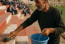 مواطن من درعا يقوم بتنظيف مدرجات ملعب الشهيد محمود الجوابرة
